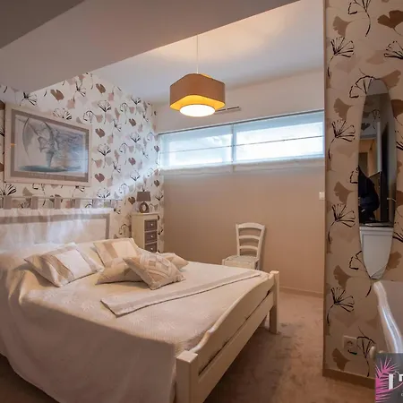Agreable T3 Avec Terrasse Et Parking A - Fr-1-825-12 Holiday home *