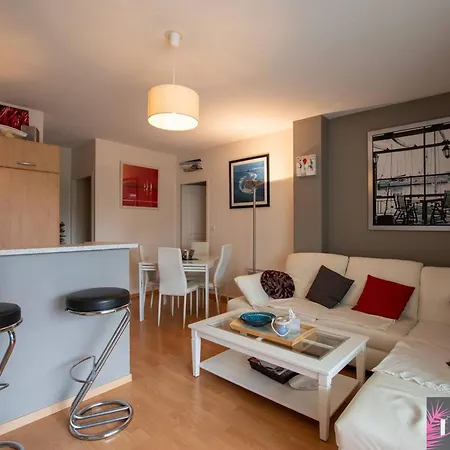 Agreable T3 Avec Terrasse Et Parking A - Fr-1-825-12 Holiday home La Rochelle (Charente-Maritime)
